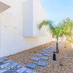 Modern 5br Villa-private Pool-walk To & Oura-10 Guests By Misha's Place ヴィラ