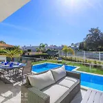 Villa Modern 5br Villa-private Pool-walk To & Oura-10 Guests By Misha's Place *